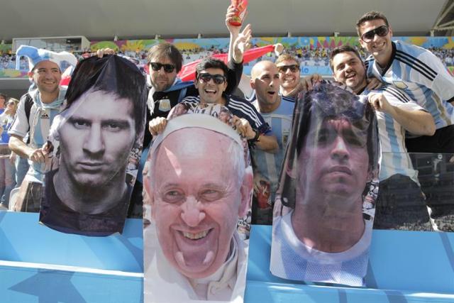 Aficionados argentinos en el Arena de São Paulo, antes del partido de octavos de final del Mundial de Fútbol de Brasil 2014, que disputarán Argentina y Suiza. Foto EFE