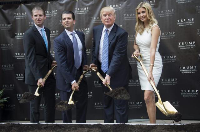 El empresario Donald Trum  y sus hijos posan para los medios durante la inauguración del proyecto Trump International Hotel. Foto EFE