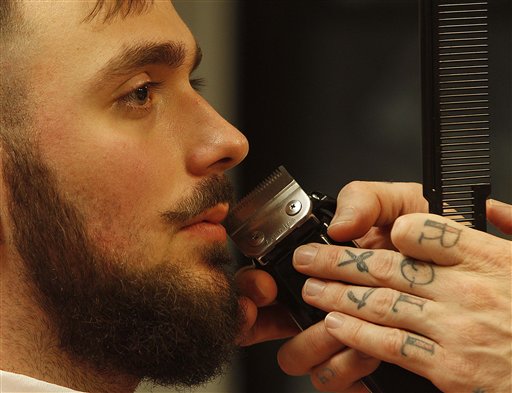 Foto: Salvador Chanza, maestro barbero español, recorta el mostacho de Jakub Marczewski / AP