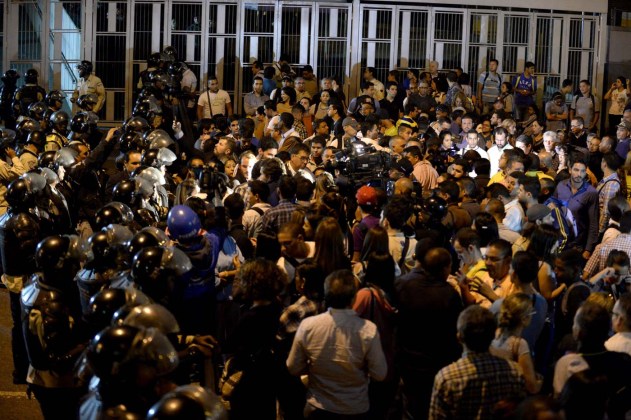 Seguidores de Ledezma protestaron anoche por su detención (Foto AFP)