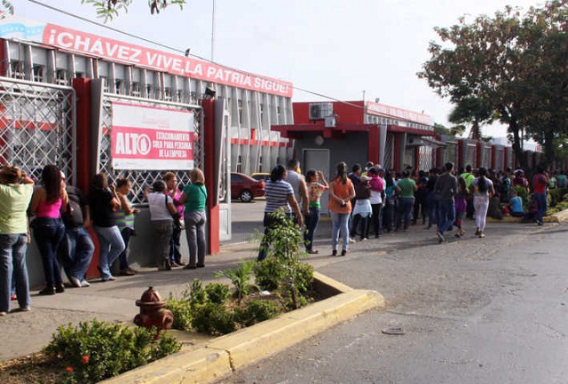 Los anaqueles permanecen vacíos, motivo por el cual los usuarios han expresado que día a día aumenta la cantidad de personas esperando la adquisición de los productos / Foto La Mañana