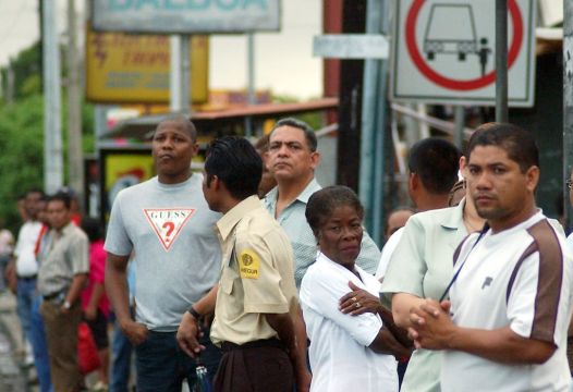 Foto: Panameños esperan el autobús / EFE