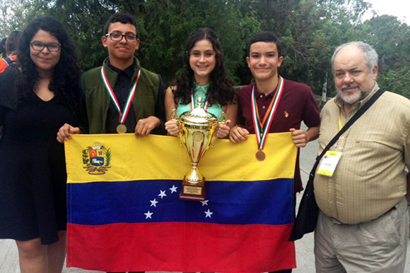 Estefanía Ordaz, Wemp Pacheco, Amanda Vanegas, Iván Daniel Rodríguez, Dr. José Nieto (@asomatemat8)