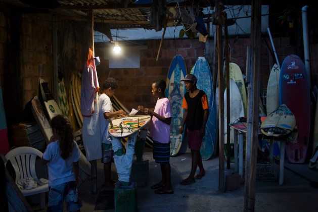 BRASIL-FAVELA SURF FOTOGALERIA