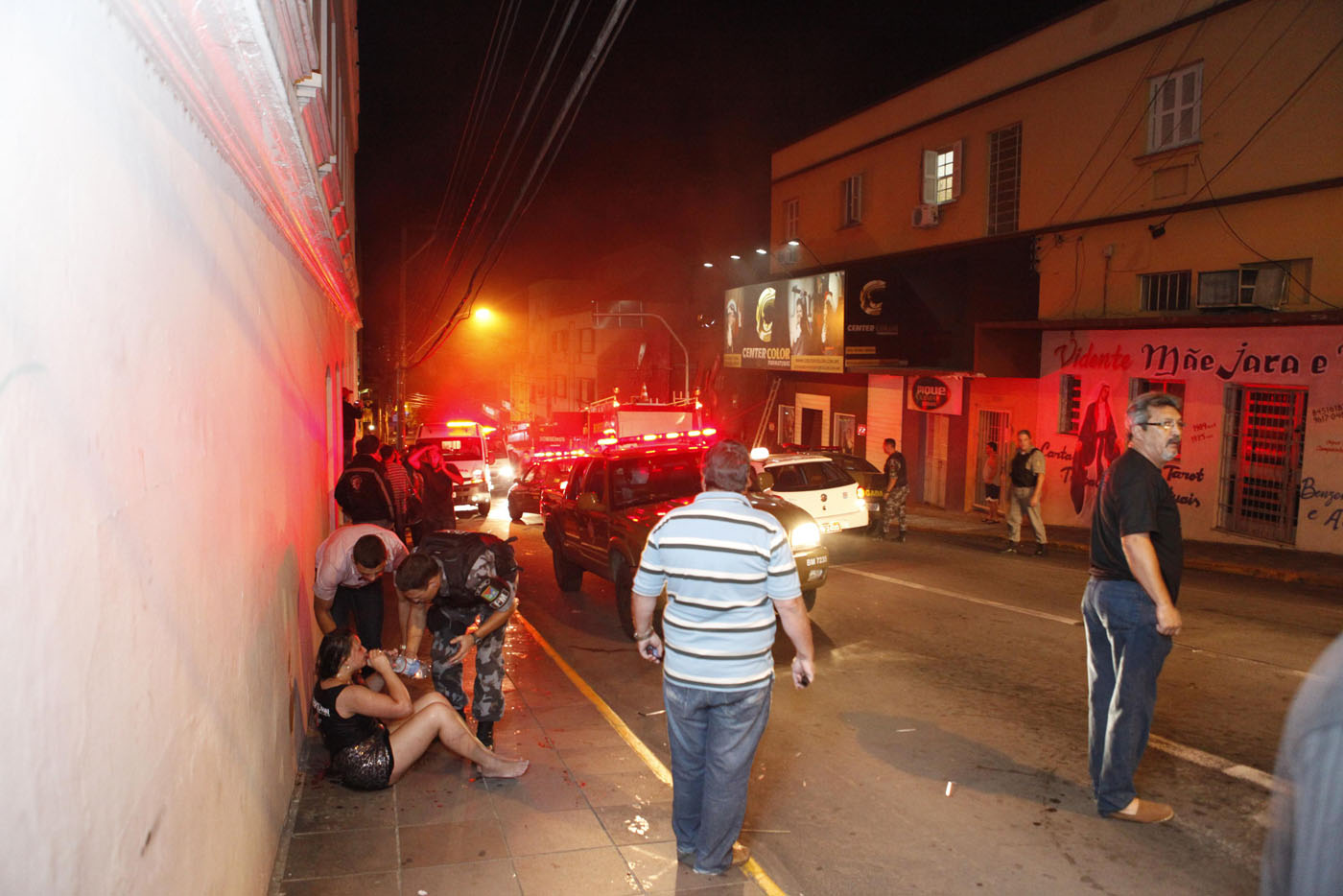 Artefacto pirotécnico, pánico y puertas cerradas en discoteca de Brasil