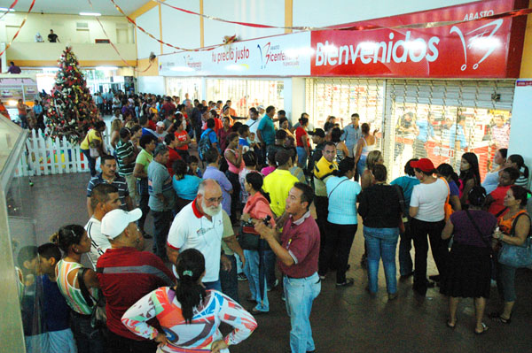 Venta de pollo en supermercado Bicentenario termina en trifulca