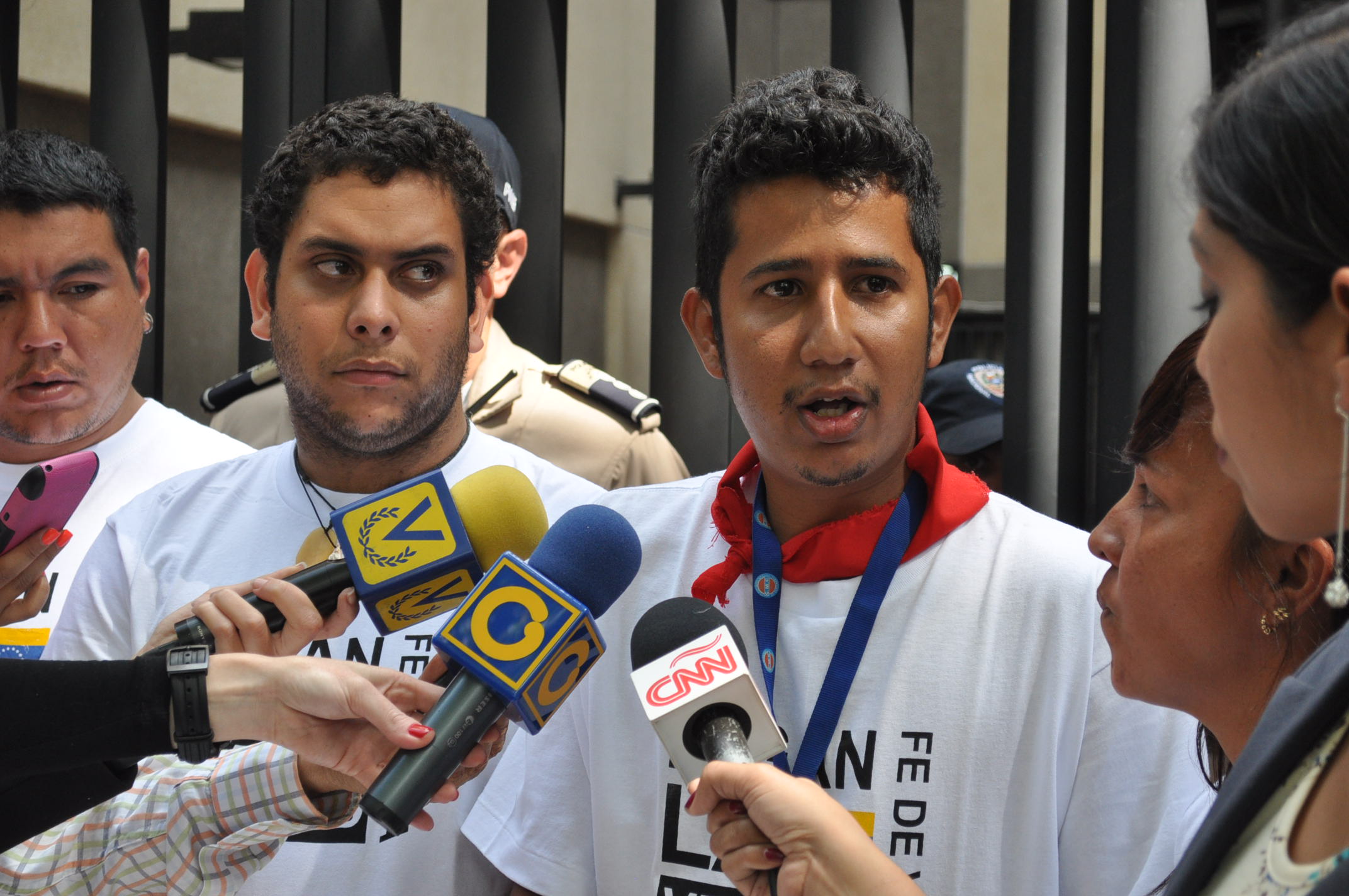 Estudiantes se mantienen encadenados frente a la OEA (FOTOS)