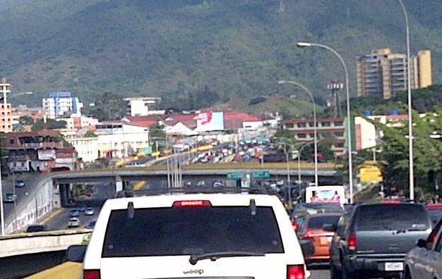 La “mega cola” para bajar a La Guaira (Fotos)