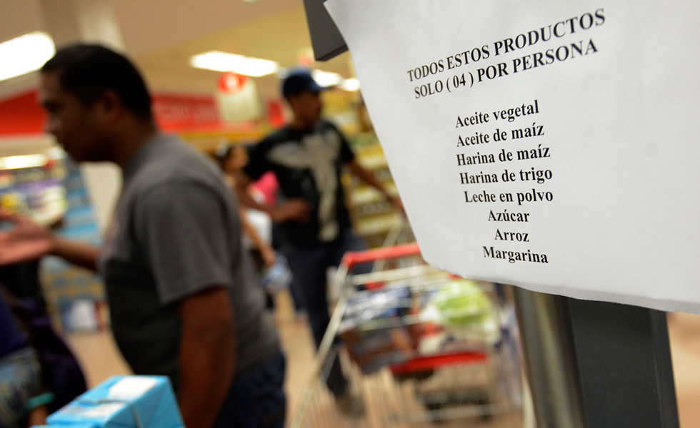 Hasta diez productos escasean en los supermercados