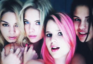 Momento topless de una de las “Spring Breakers” (la peli donde sale Selena Gómez y Vanessa Hudgens)