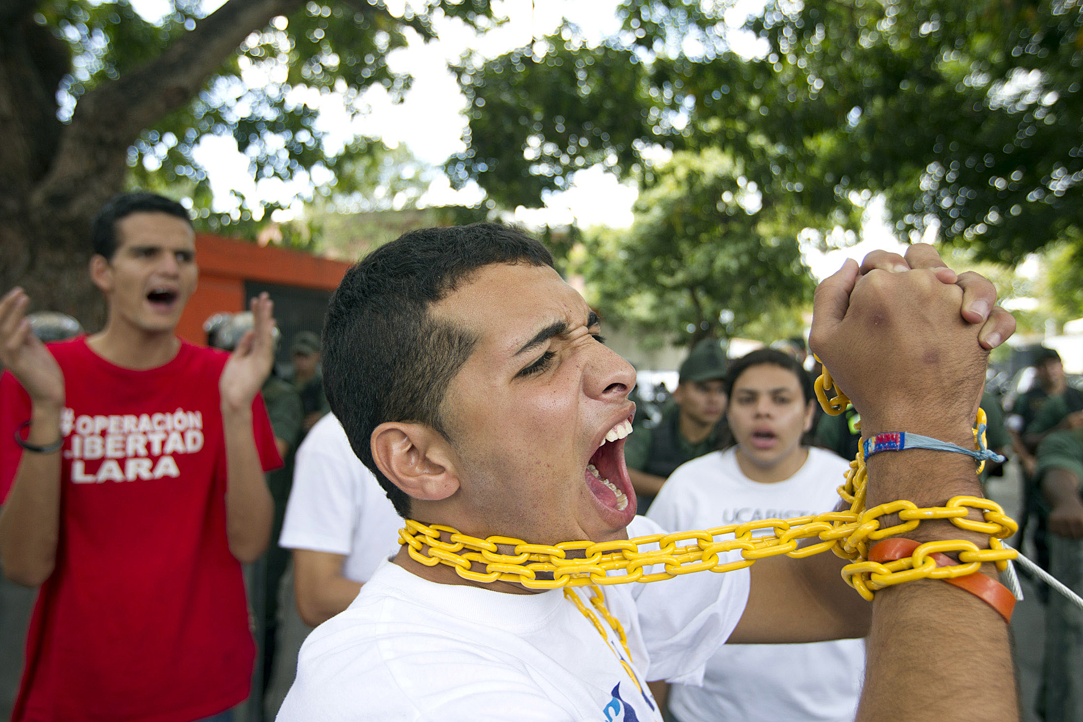 Jóvenes seguirán encadenados hasta que declaren falta de Chávez (Fotos)