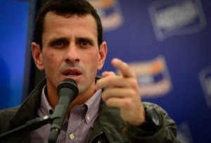 Capriles reta a “los traidores” a mostrar al presidente Chávez