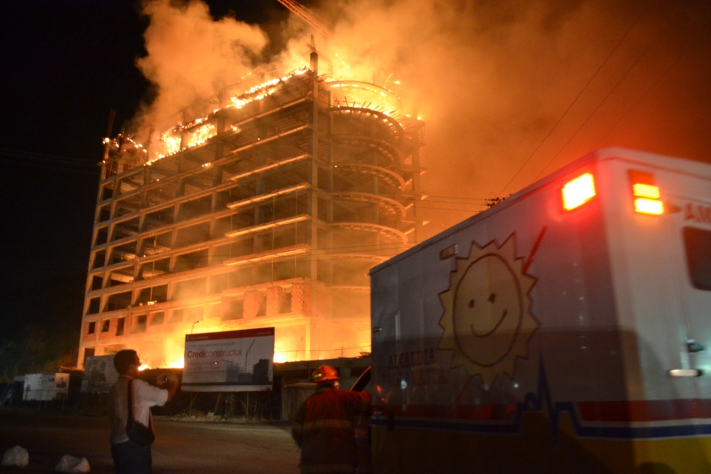 Incendio consume edificio en construcción en Naguanagua (Impactantes FOTOS)