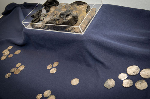 Descubren 477 monedas de plata del siglo XVI en un zapato (Foto)