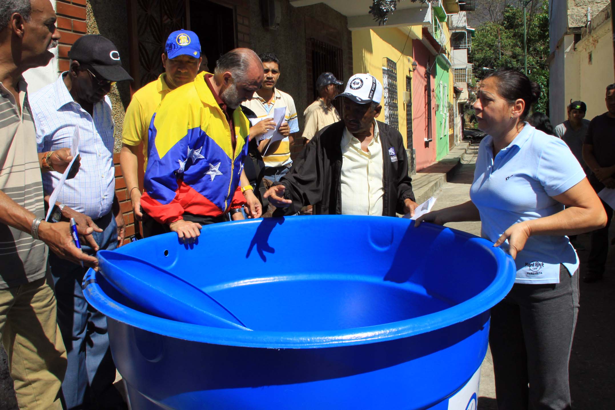 Alcaldía Metropolitana entrega tanques de agua en el 23 de enero