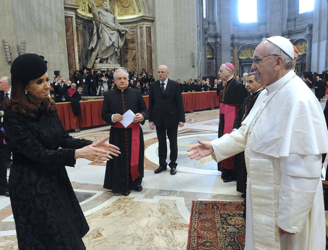 Cristina Fernández felicita al papa Francisco y le envía un sobre con mate