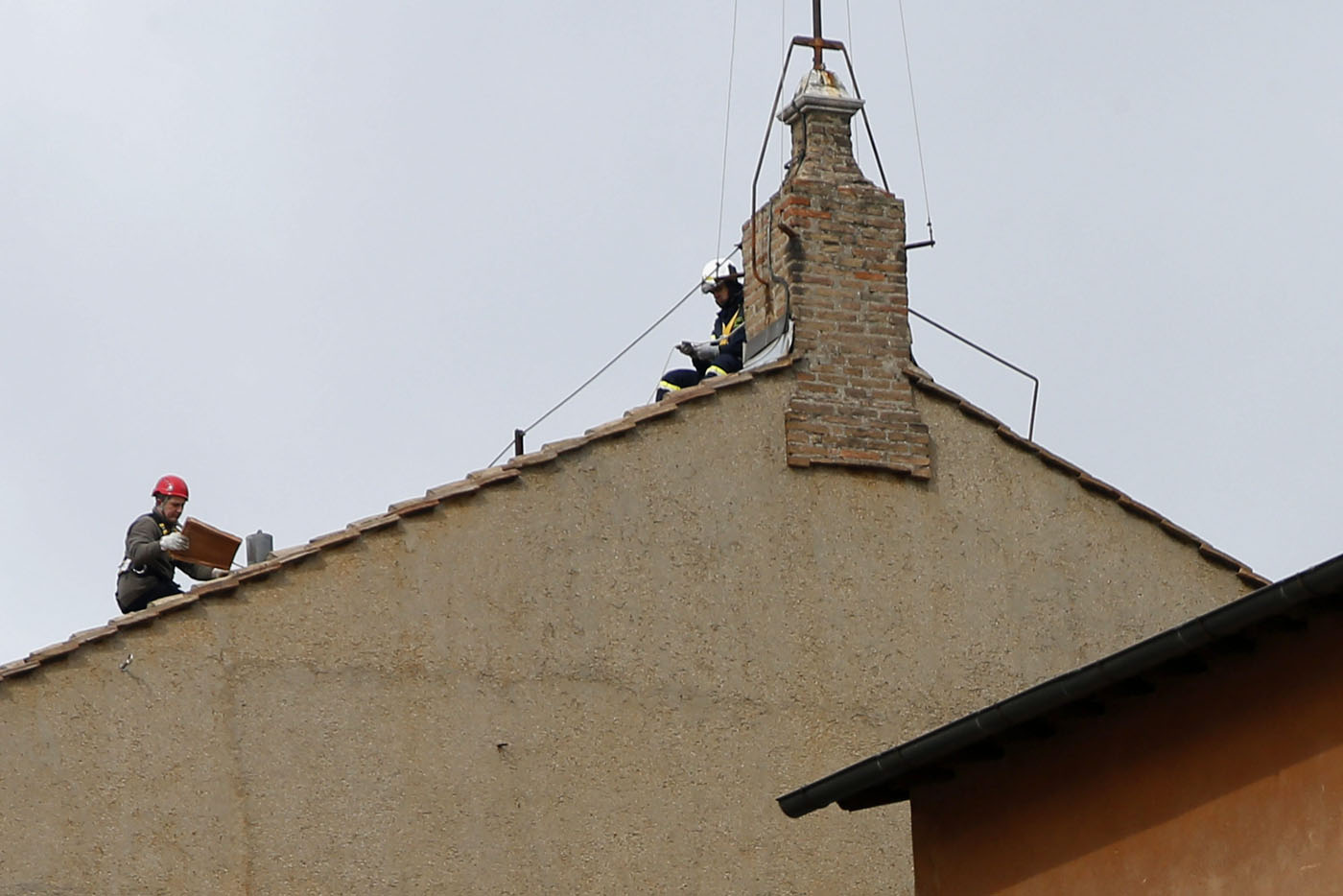 Retiran la chimenea de la Capilla Sixtina (Fotos)