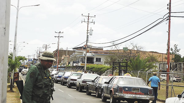 Transportistas paralizan Upata para exigir asfaltado