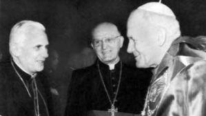 Juan Pablo II, Benedicto XVI y Francisco, tres Papas en una foto