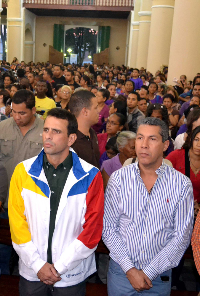 Capriles se unió al fervor del pueblo y visitó a El Nazareno en Petare (FOTOS)