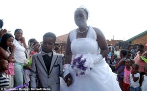 Chamito de 8 años se casa con doña de 61 (Foto + Beso)