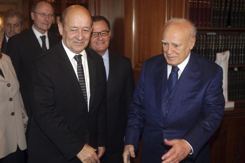 Ministro francés Le Drian alabó tropas galas