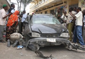 Mueren 10 personas al estallar carro bomba en Somalia