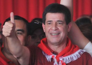 Empresario opositor lidera encuesta presidencial en Paraguay