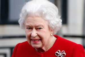 Isabel II reaparece en público para firmar de un tratado de la Commonwealth