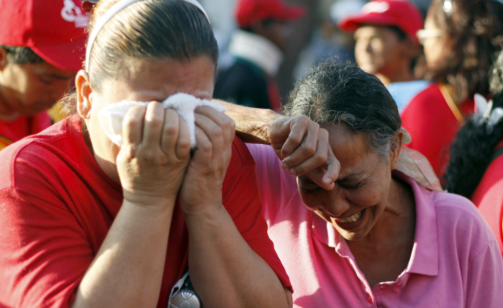 Oficialistas despiden a su líder Chávez (Fotos)