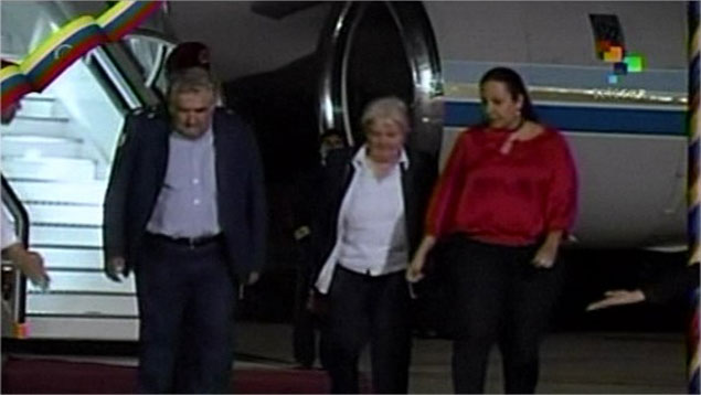Cristina Fernández y Pepe Mujica llegan a Venezuela para despedir a Chávez (Video)