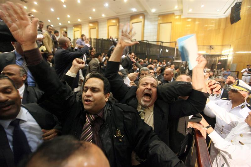 Juez de Mubarak se retira del caso y aplazan su juicio tras una audiencia caótica