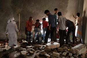 Se eleva a 72 cifra de sobrevivientes rescatados bajo escombros de edificio en Bangladesh