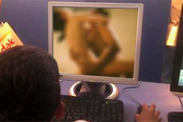 Ver porno no determina la forma de tener sexo de los jóvenes