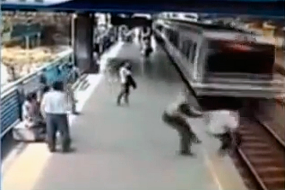 Policía le salva la vida a un hombre en el Metro de Medellín (Video)