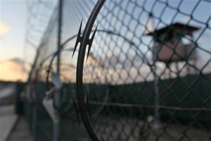 Alimentan a la fuerza a 19 presos en huelga de hambre en Guantánamo