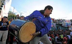 ¡Otra vez! Maduro despide la cadena con el “tamborileo” que solo él sabe hacer (VIDEO+codito)