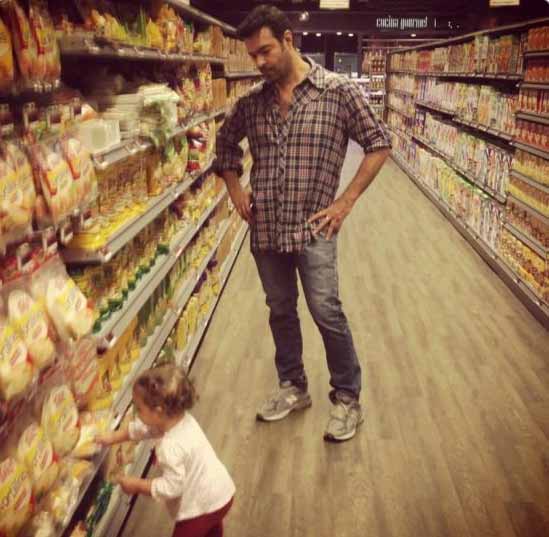 El cantante Pablo Montero en el supermercado con su hija (Foto)