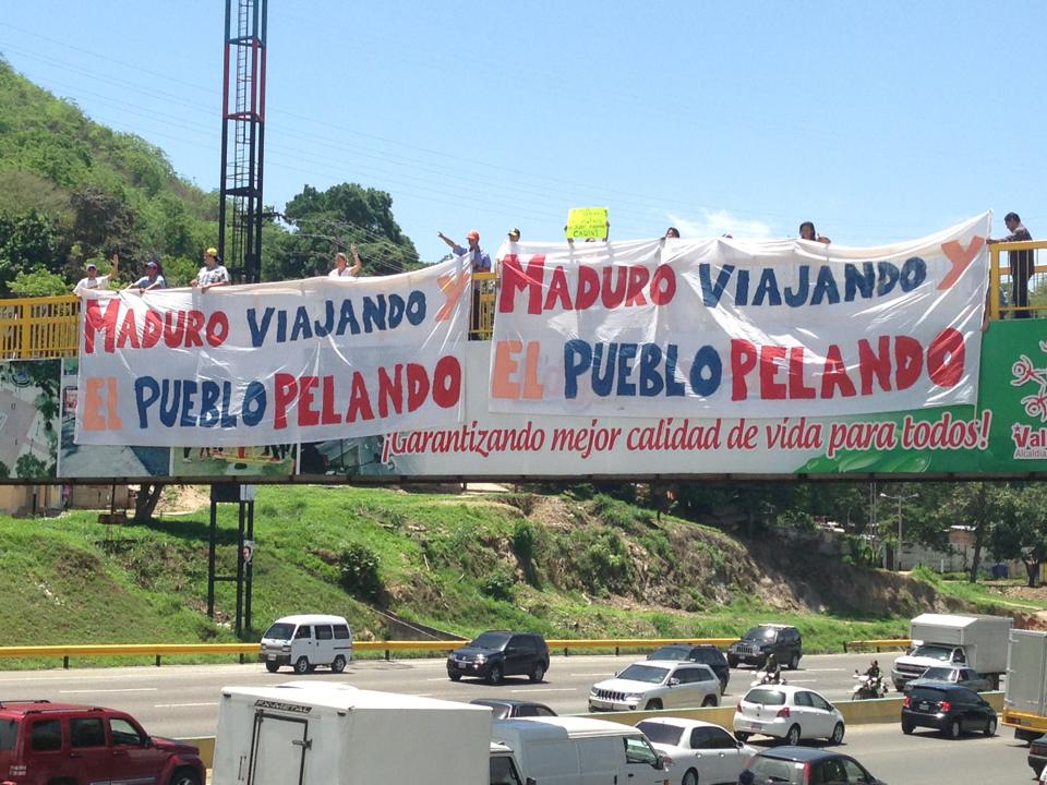 Despliegan pancartas “Maduro viajando y el pueblo pelando” (Fotos)