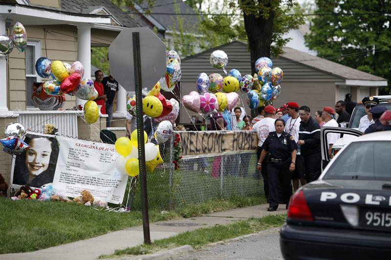 Hallan cadenas en la casa del secuestro de Cleveland, pero no cadáveres