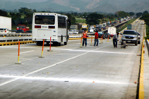 Atrasos en rehabilitación del viaducto La Cabrera desespera a usuarios