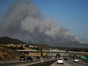 Reabren la autopista del Pacífico tras incendio en California