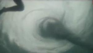Muere succionado por un remolino de mar tras intentar fotografiarlo (Video)
