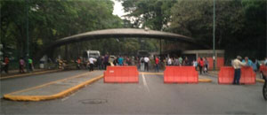 Cerrados accesos a la UCV por protesta (Foto + Video)