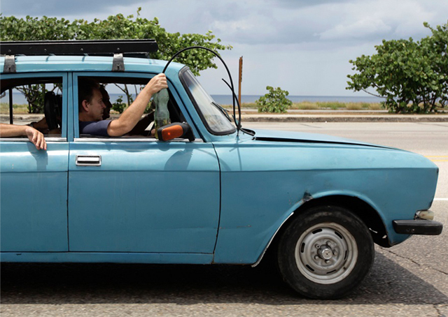 Increíble: Así manejan en Cuba (FOTOS)