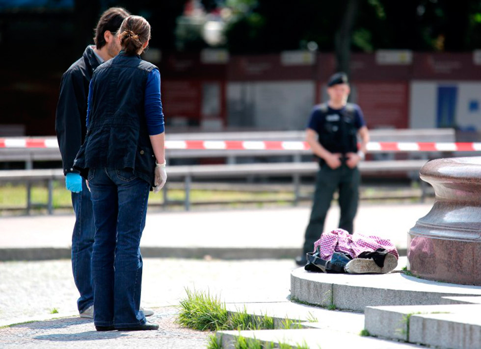 Hombre desnudo y peligroso causa alboroto en Berlín (Fotos)