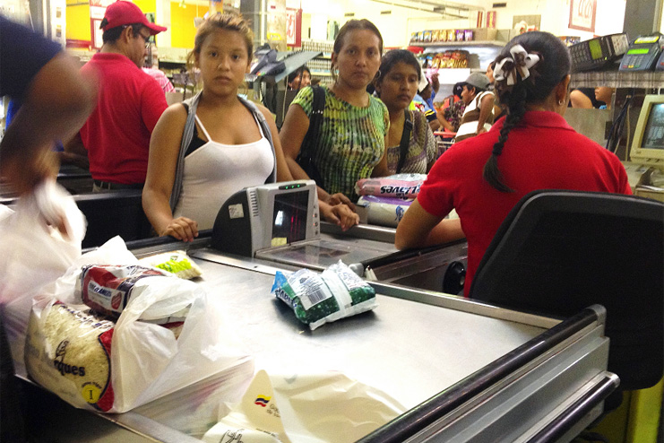 Personas hacen largas colas sin saber si encontrarán el producto alimenticio