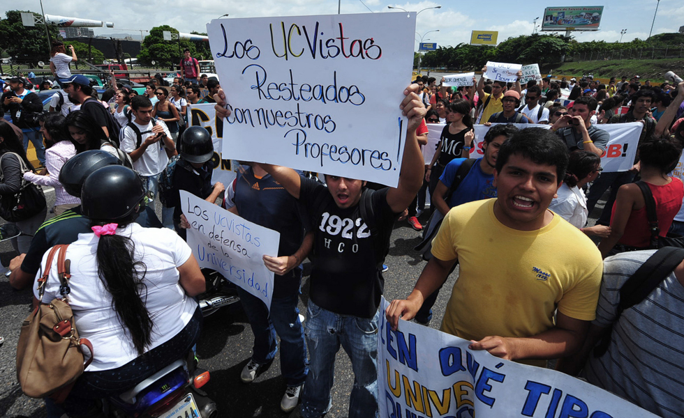 Docentes consignan documento en Embajadas sobre conflicto universitario