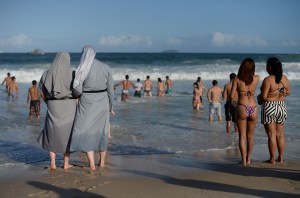 Sotanas y bikinis esperan al Papa en Copacabana (Fotos)