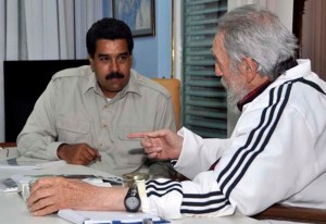 Fidel leyó frente a Maduro un ejemplar del diario Granma (Fotos)